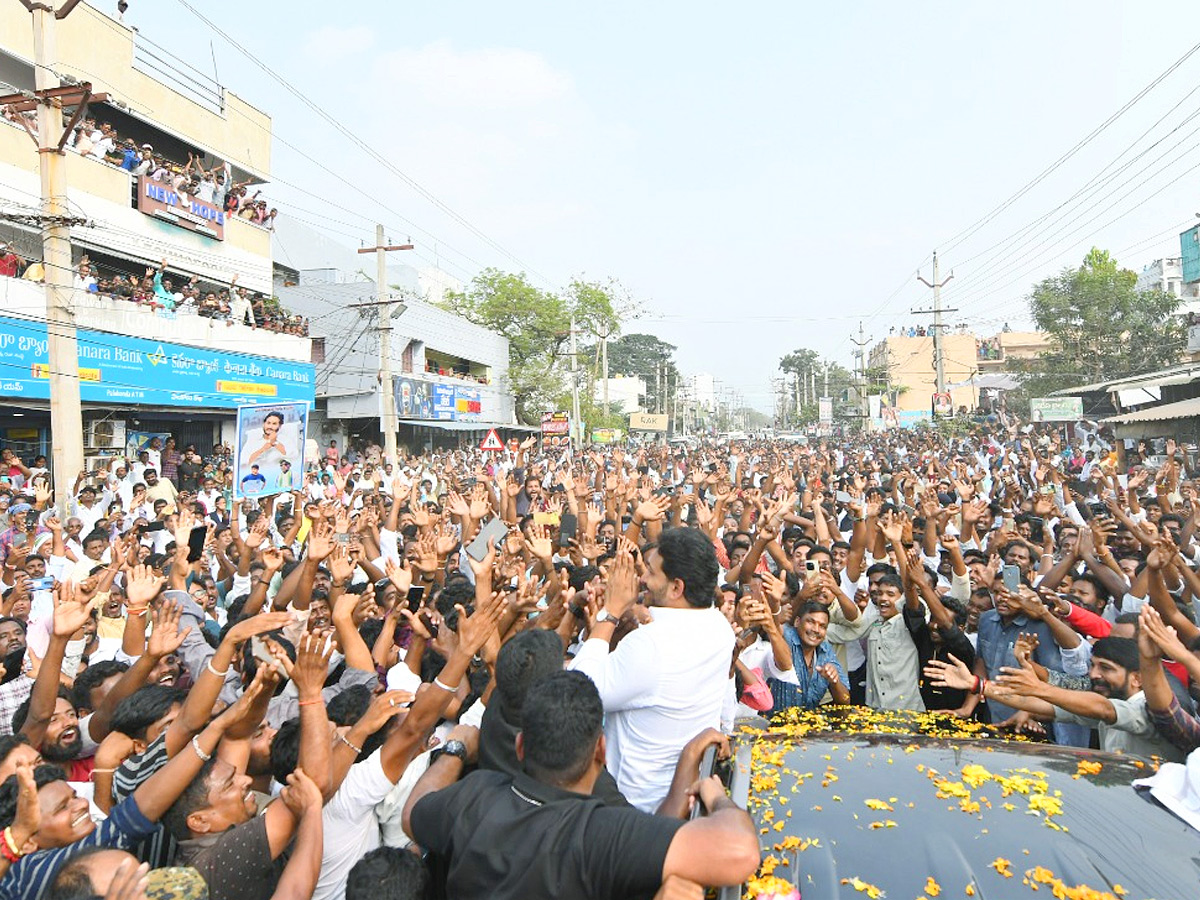 YS Jagan Receives Grand Welcome At Palakonda Photos8