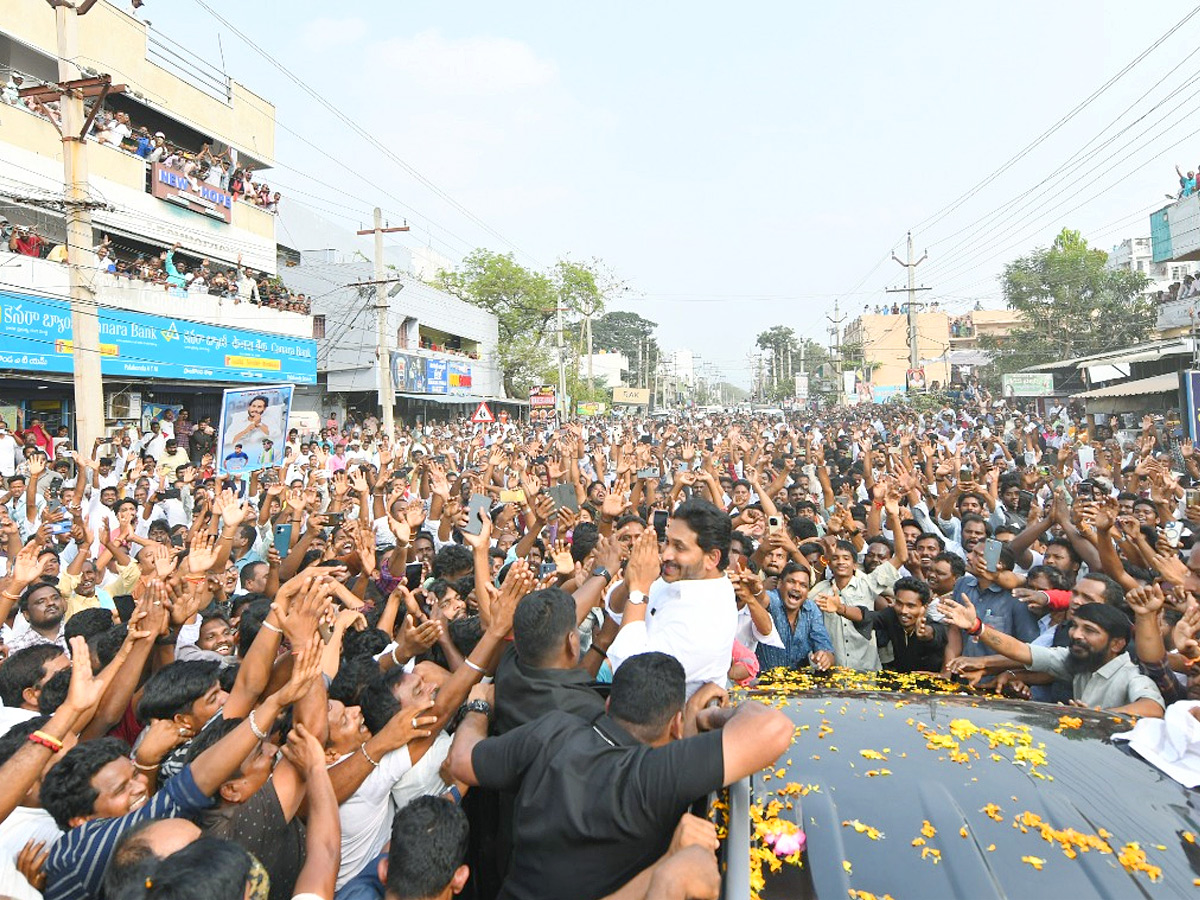 YS Jagan Receives Grand Welcome At Palakonda Photos9