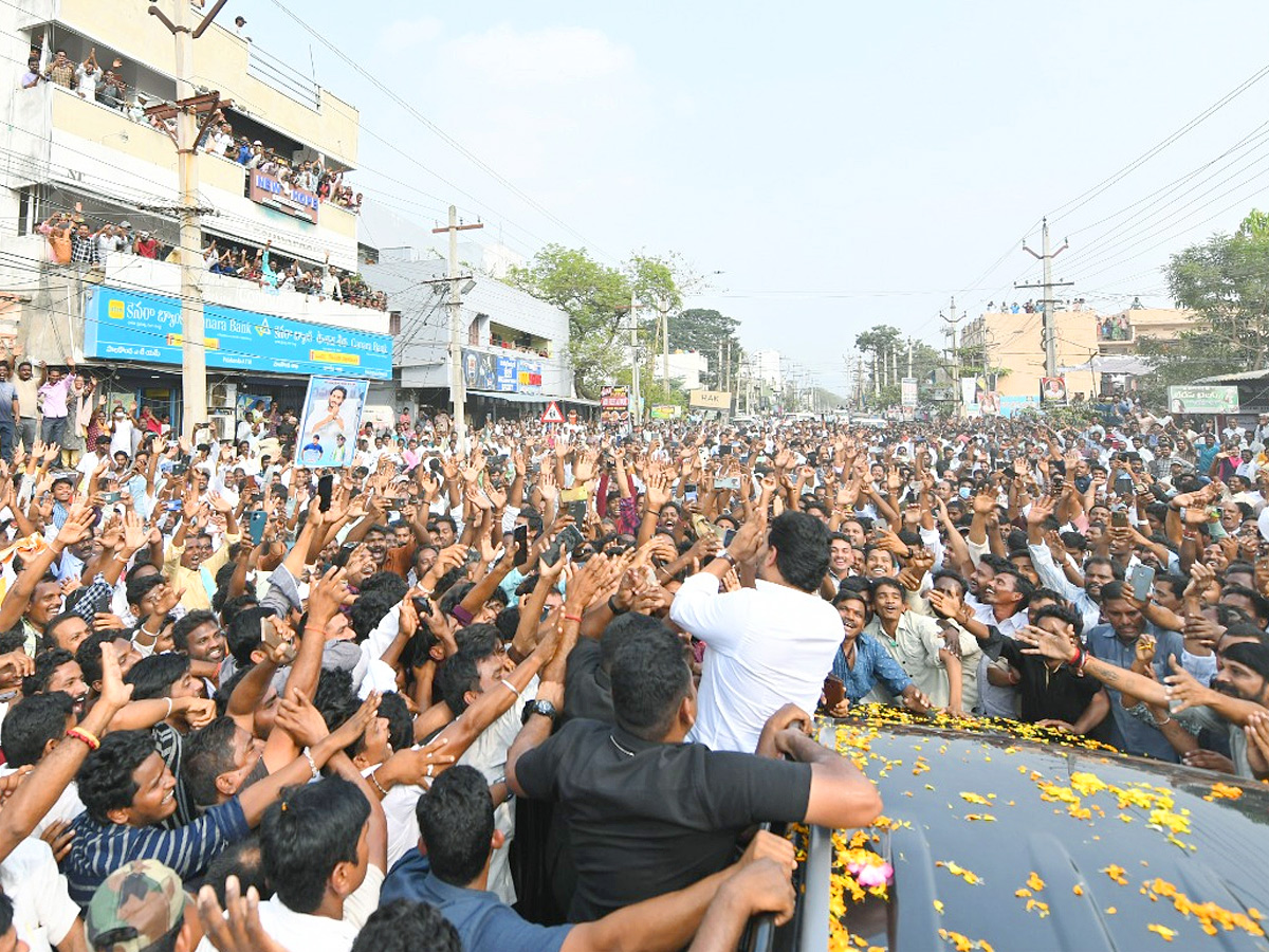 YS Jagan Receives Grand Welcome At Palakonda Photos10