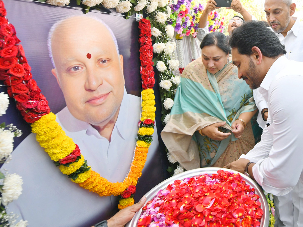 YS Jagan Visited Palavalasa Rajasekharam Family In Palakonda Photos5