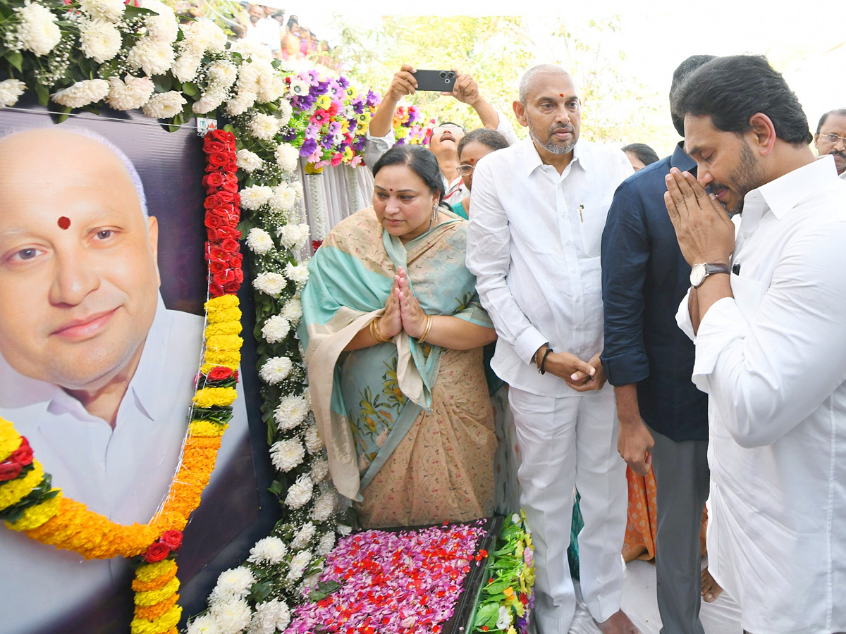 YS Jagan Visited Palavalasa Rajasekharam Family In Palakonda Photos6