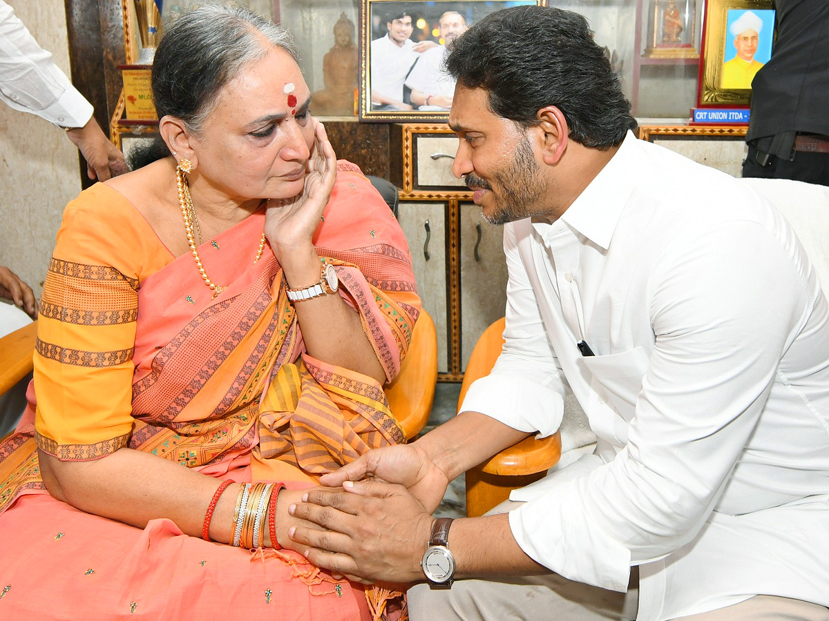 YS Jagan Visited Palavalasa Rajasekharam Family In Palakonda Photos2