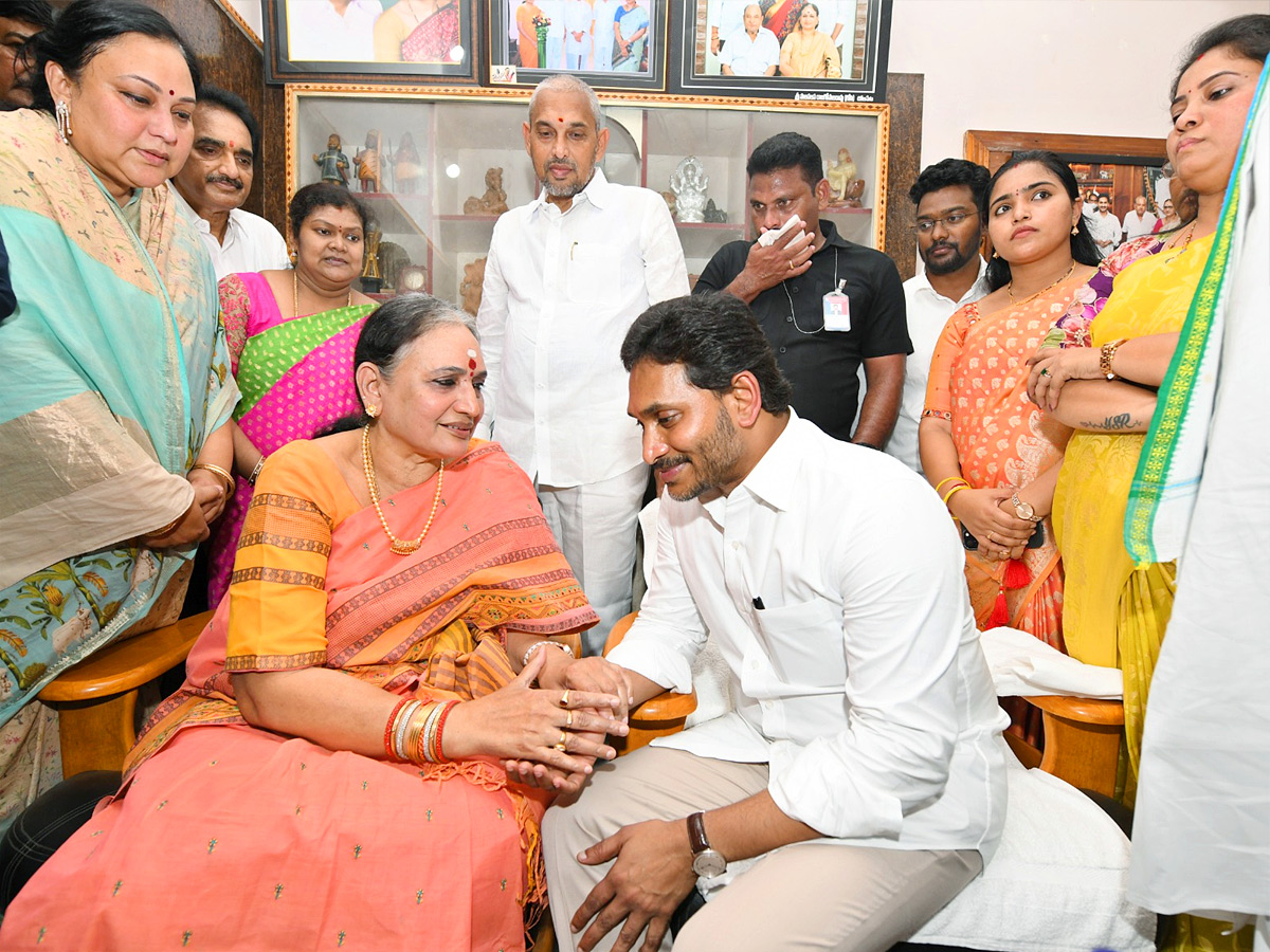 YS Jagan Visited Palavalasa Rajasekharam Family In Palakonda Photos3