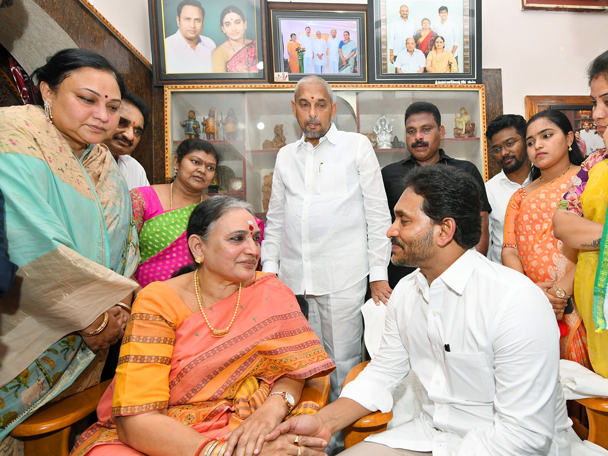 YS Jagan Visited Palavalasa Rajasekharam Family In Palakonda Photos4