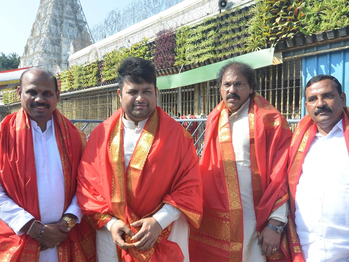 Music Director Thaman and Singers Adviteeya, Sruthi Ranjani Visits Tirumala Photos14