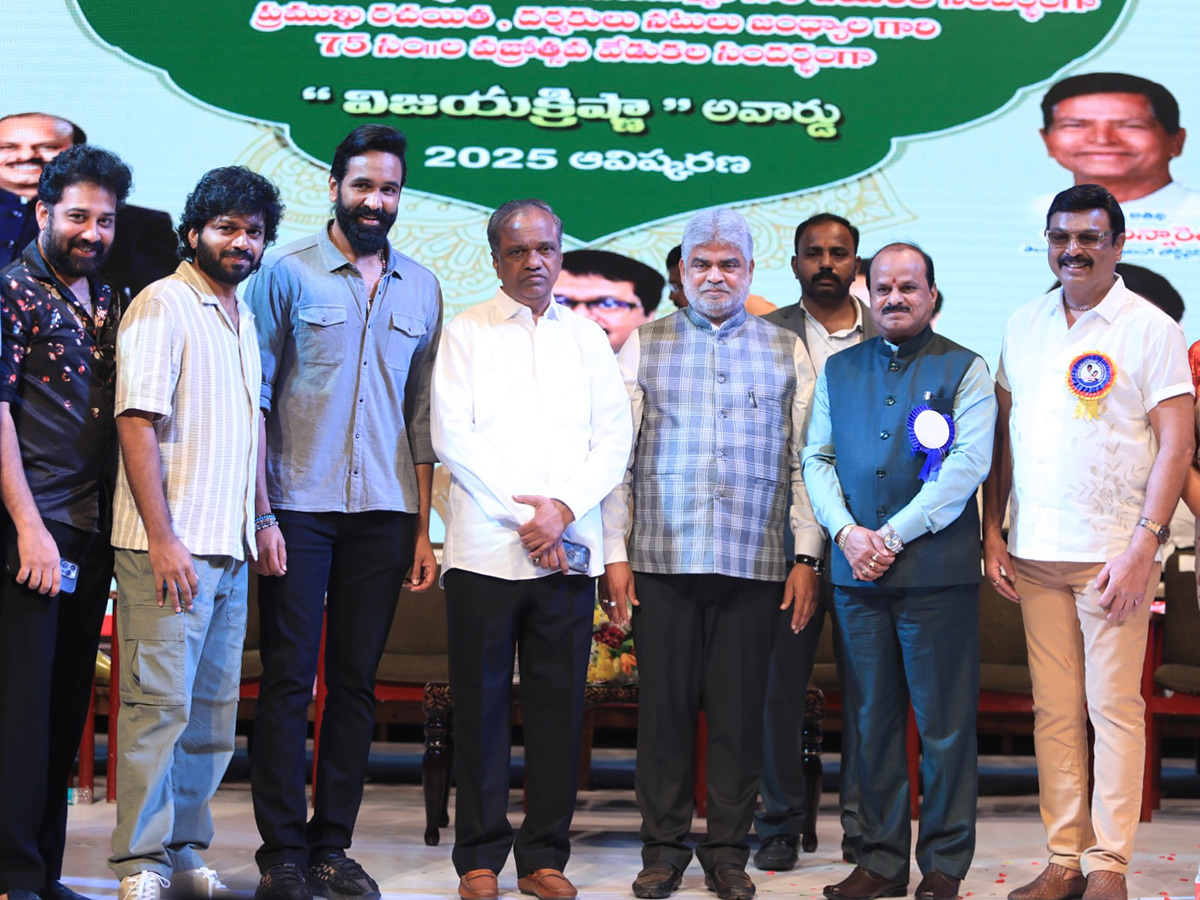 Director Anil Ravipudi wins Vijayakrishna Silver Crown Award Photos10