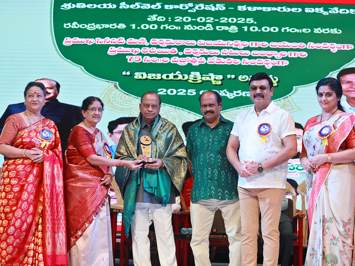 Director Anil Ravipudi wins Vijayakrishna Silver Crown Award Photos7