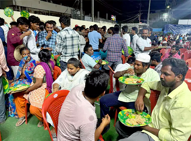 Free Distribution Of Chicken Dishes In Guntur, Photos Goes Viral14