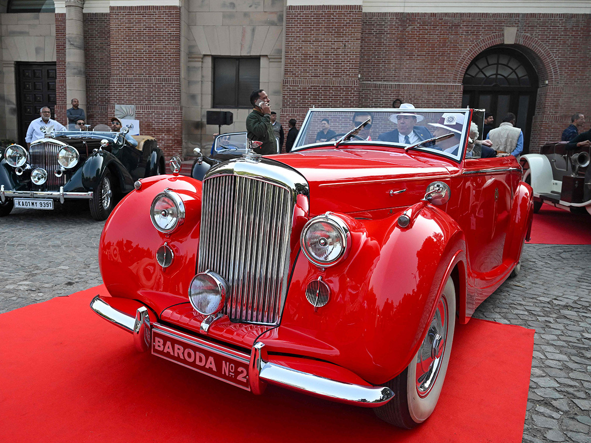 Participants during the 21 Gun Salute Vintage Car rally1