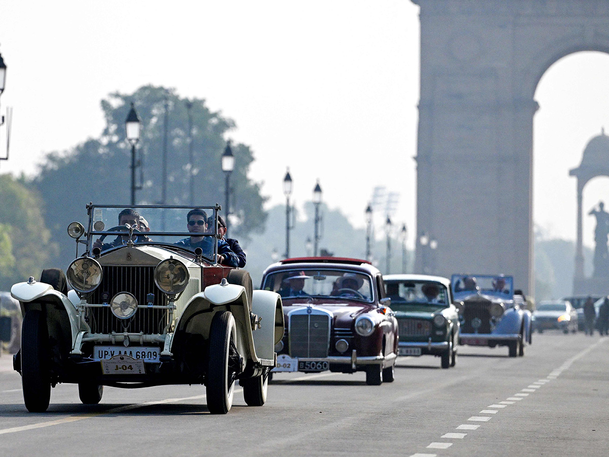 Participants during the 21 Gun Salute Vintage Car rally15