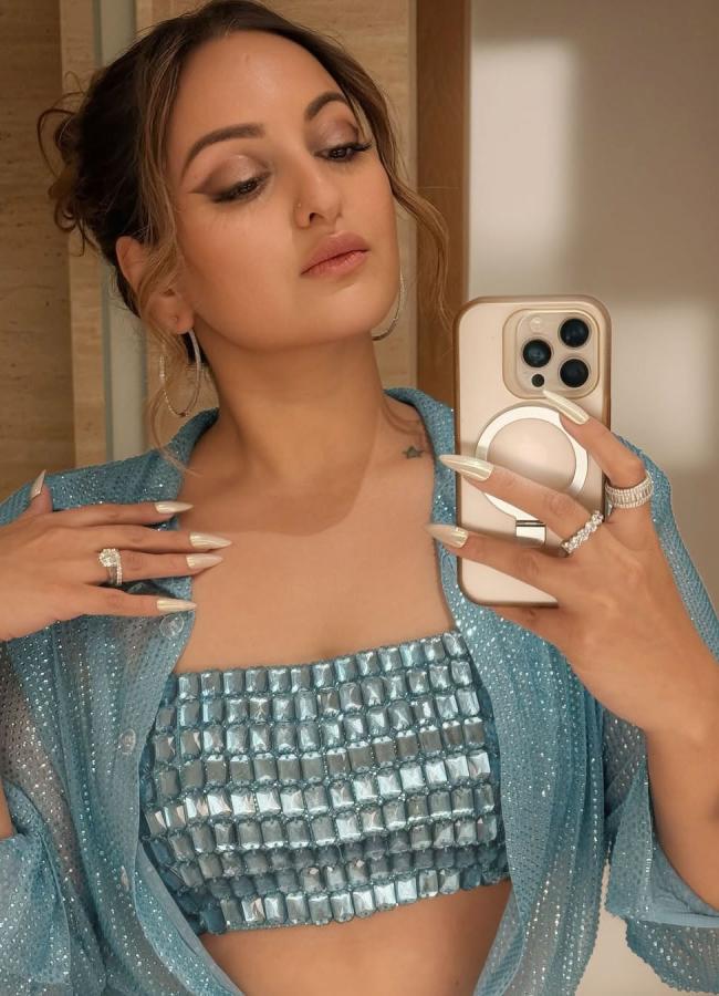 Sonakshi Sinha Blue Dress Wear In Dubai Vacation2