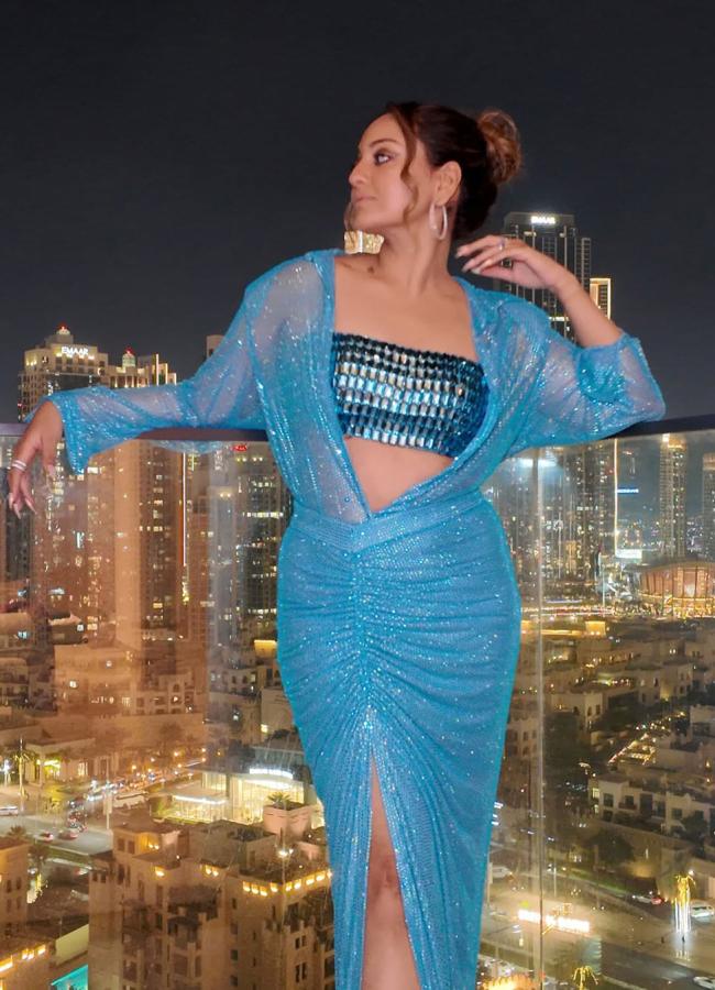 Sonakshi Sinha Blue Dress Wear In Dubai Vacation3