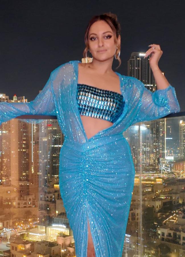 Sonakshi Sinha Blue Dress Wear In Dubai Vacation4