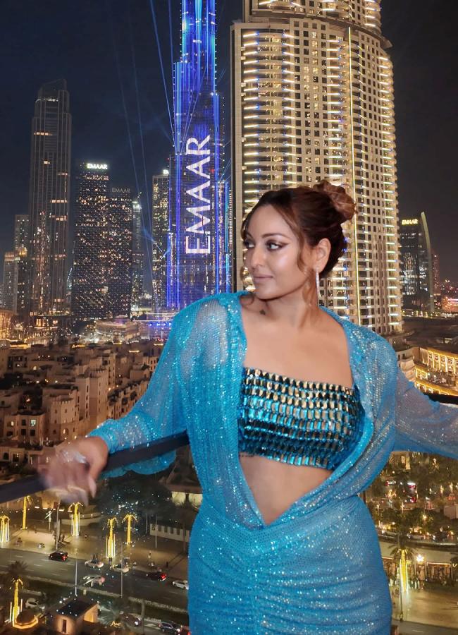 Sonakshi Sinha Blue Dress Wear In Dubai Vacation7