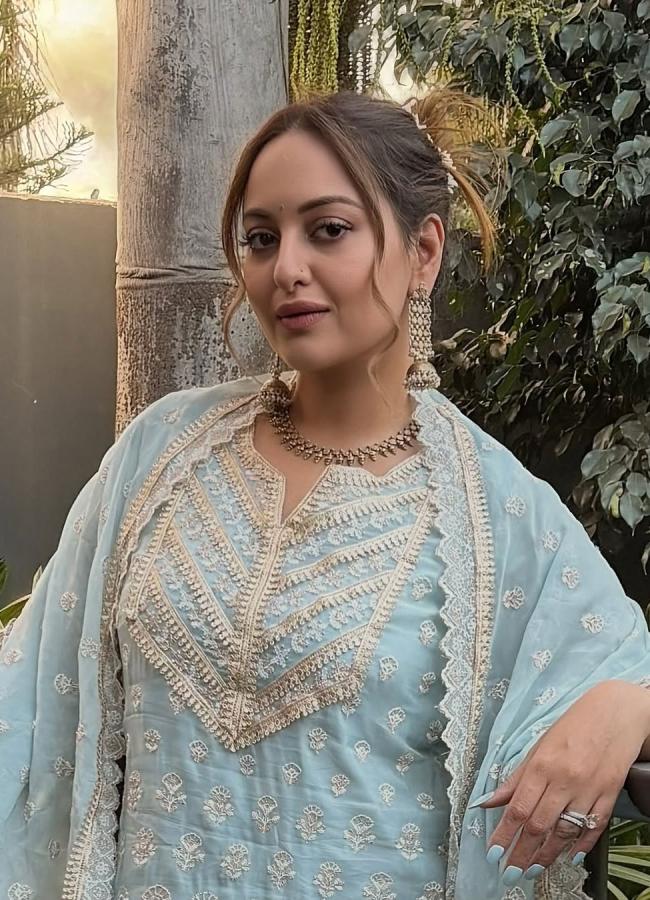 Sonakshi Sinha Blue Dress Wear In Dubai Vacation9