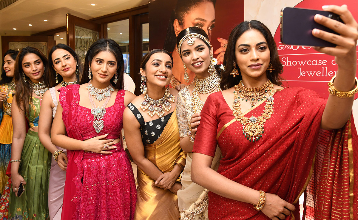 Tejaswi Madivada and Kamakshi Bhaskarla Gold Shop in Hyderabad2