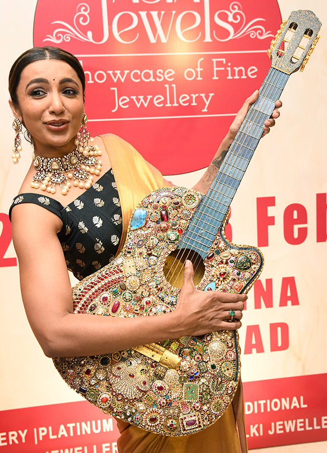 Tejaswi Madivada and Kamakshi Bhaskarla Gold Shop in Hyderabad6