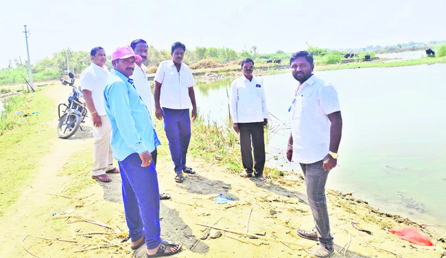 పరమేశ్వరస్వామి చెరువును పరిశీలించిన అధికారులు 
2