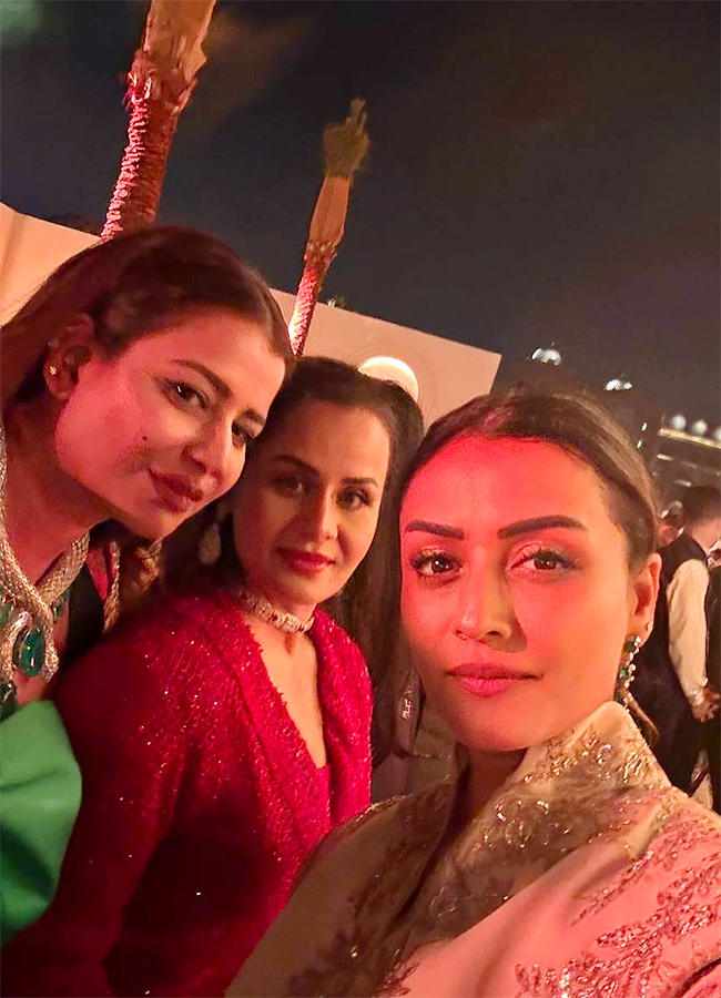 Jr NTR, Lakshmi Pranathi and Namrata Shirodkar shine in Dubai Photos12