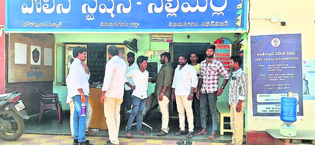 చిచ్చు రేపిన డీలర్‌ ఉద్యోగం1