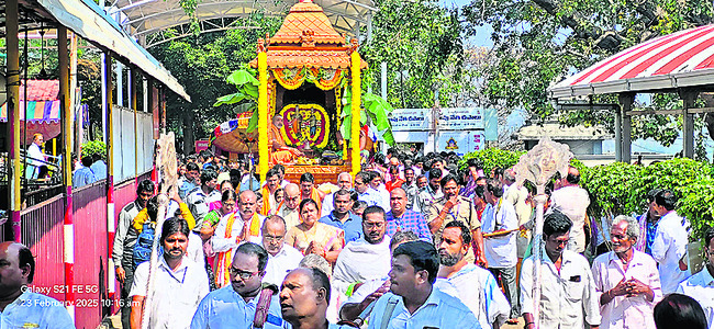 సత్యదేవుని సన్నిధిలో భక్తజన వాహిని1