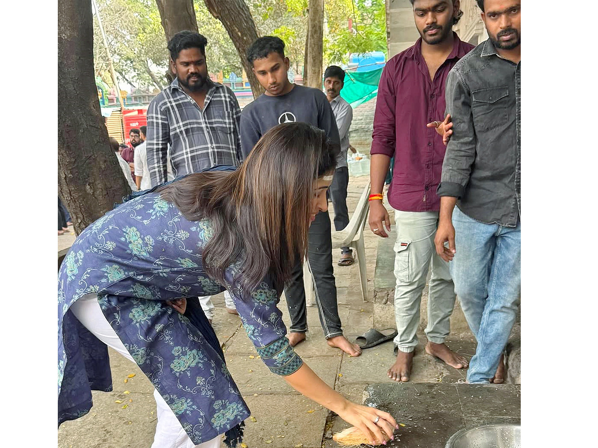 Manmadhudu Actress Anshu Family Visits Sri Peddamma Temple At Hyderabad12