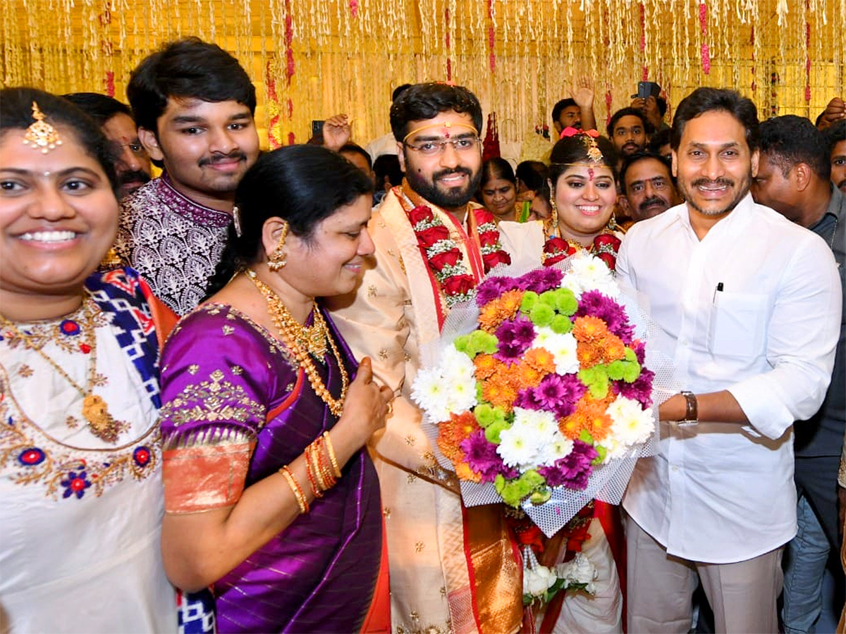 YS Jagan Attend Malladi Vishnu Daughter Marriage At Vijayawada Photos8