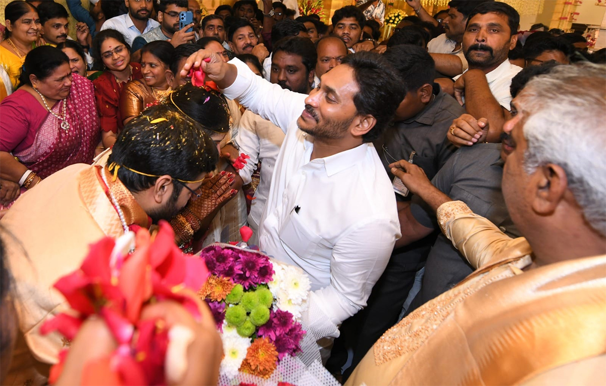 YS Jagan Attend Malladi Vishnu Daughter Marriage At Vijayawada Photos2