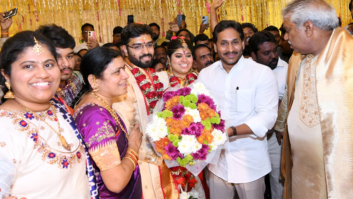 YS Jagan Attend Malladi Vishnu Daughter Marriage At Vijayawada Photos3