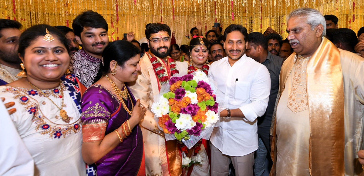 YS Jagan Attend Malladi Vishnu Daughter Marriage At Vijayawada Photos6