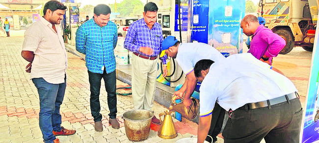 ఇళ్ల ముందు కంచైపె   విచారణకు ఆదేశం 
1