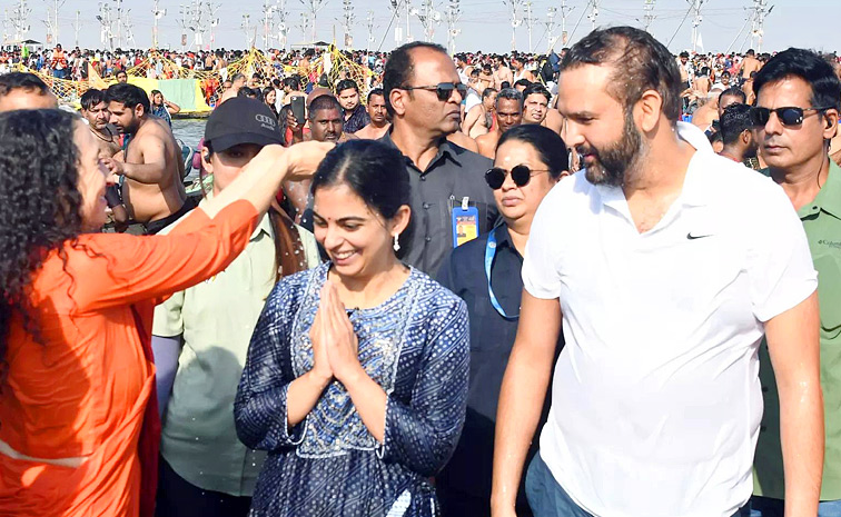 Isha Ambani Takes A Holy Dip At Maha Kumbh Mela In Prayagraj Photos7