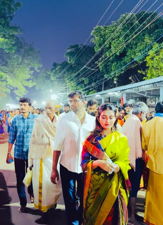 Ananya Nagalla visits Srisailam Mallikarjuna Swamy Temple4