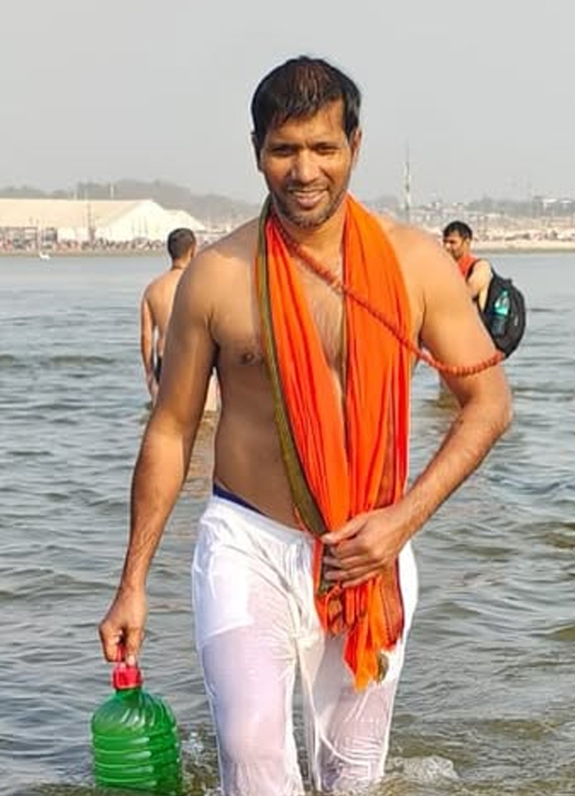 Former Indian bowler Ashok Dinda takes a holy dip in Mahakumbh13