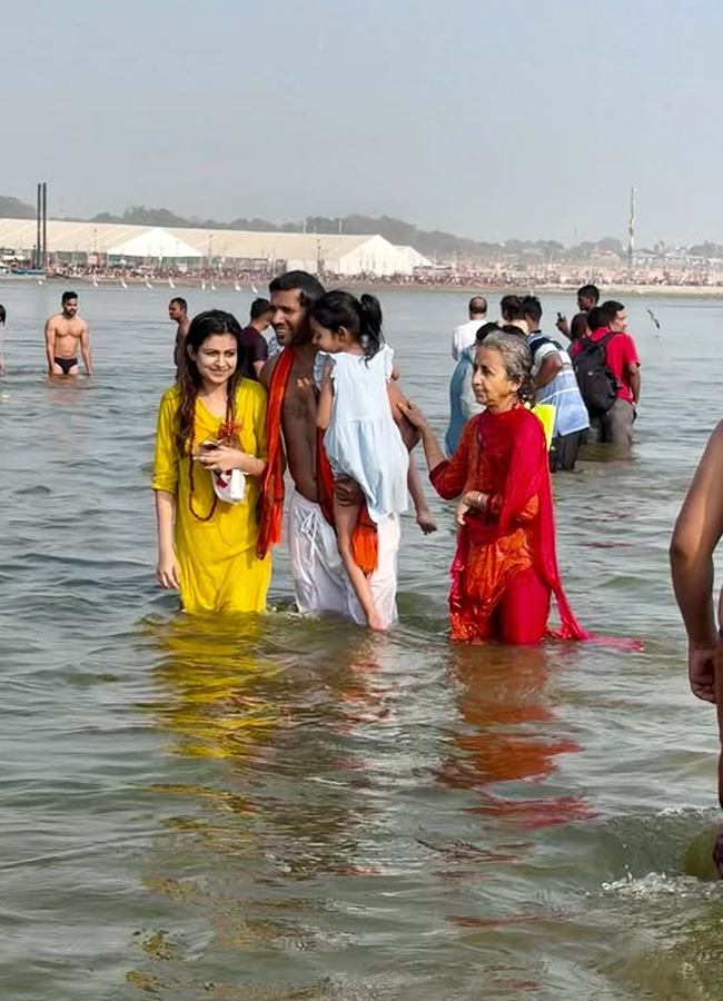 Former Indian bowler Ashok Dinda takes a holy dip in Mahakumbh4