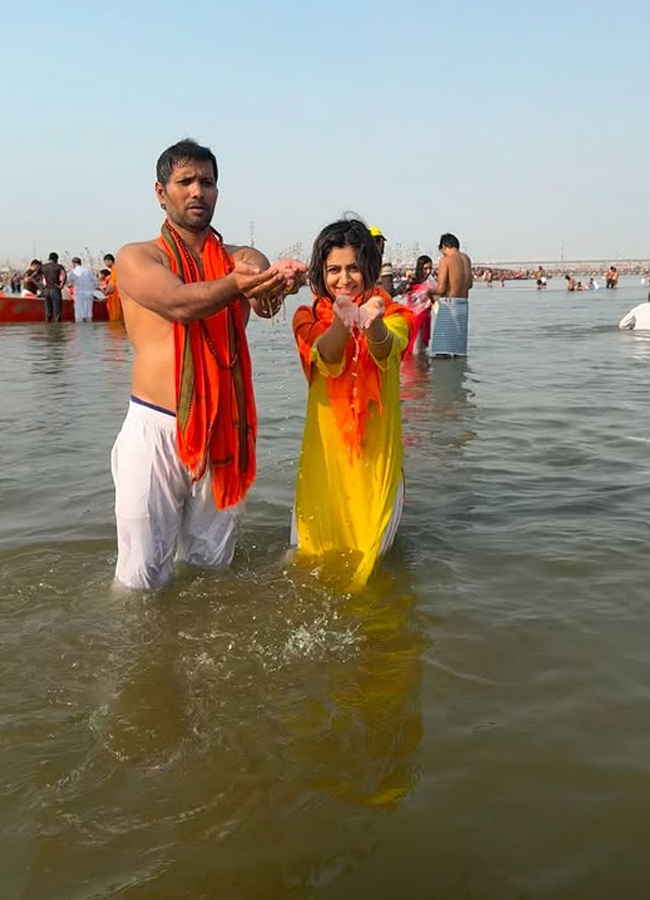 Former Indian bowler Ashok Dinda takes a holy dip in Mahakumbh6