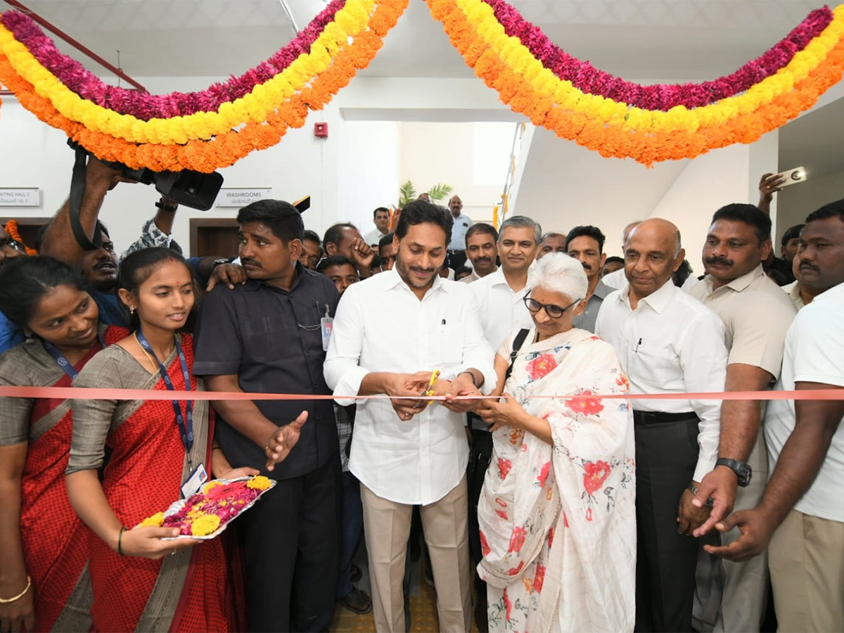 YS Jagan Inaugurates YS Raja Reddy Eye Centre at Pulivendula Photos14