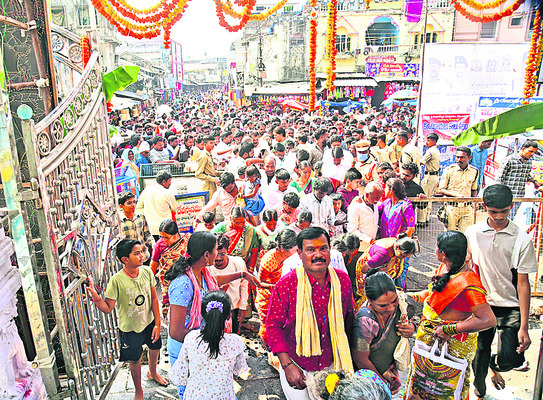 మహాశివరాత్రి సందర్భంగా శివాలయాలకు పోటెత్తిన భక్తులు3