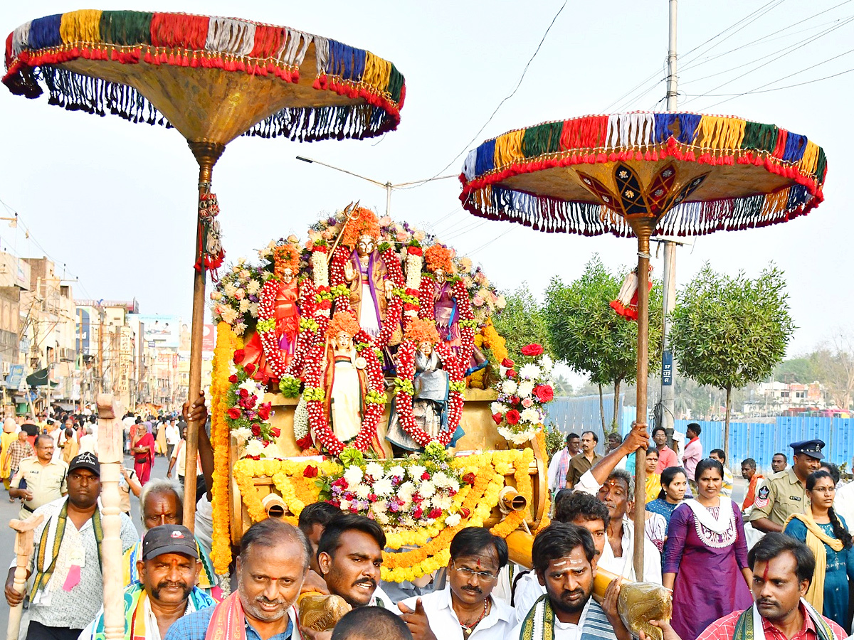 Bejawada Durga Malleswara Swamy Rathotsavam Photos10