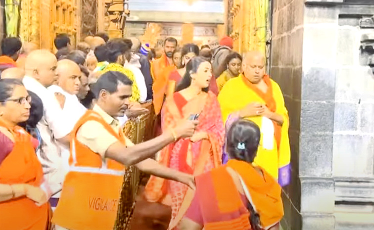 Niharika Konidela Visits Tirumala Tirupati Temple Along With Friends Photos5