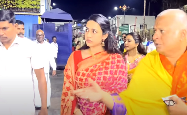 Niharika Konidela Visits Tirumala Tirupati Temple Along With Friends Photos7