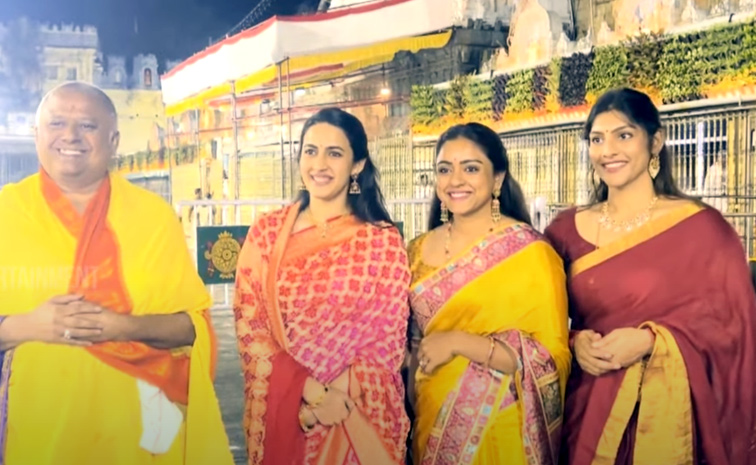 Niharika Konidela Visits Tirumala Tirupati Temple Along With Friends Photos8