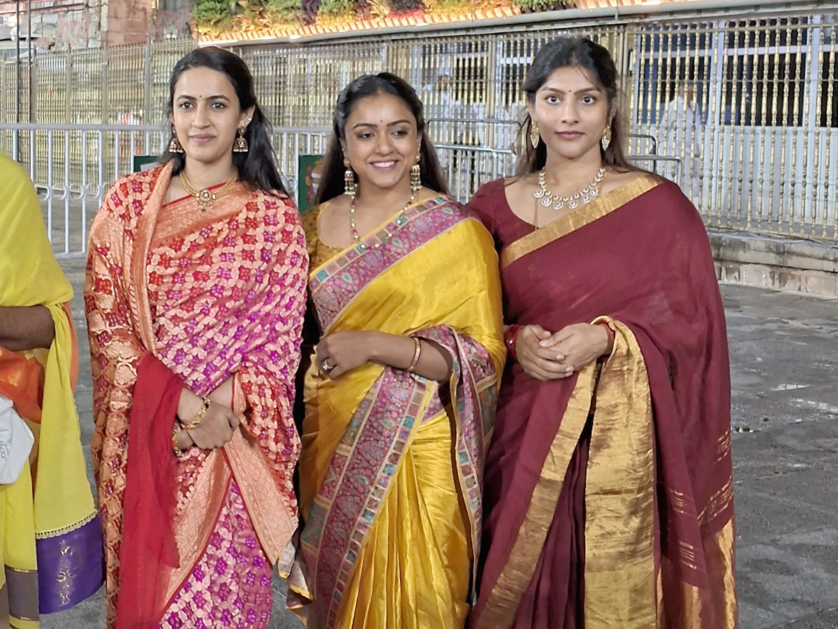 Niharika Konidela Visits Tirumala Tirupati Temple Along With Friends Photos4