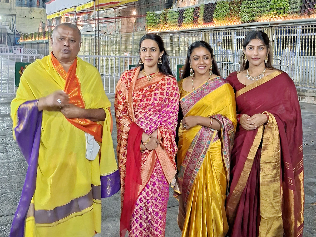 Niharika Konidela Visits Tirumala Tirupati Temple Along With Friends Photos2