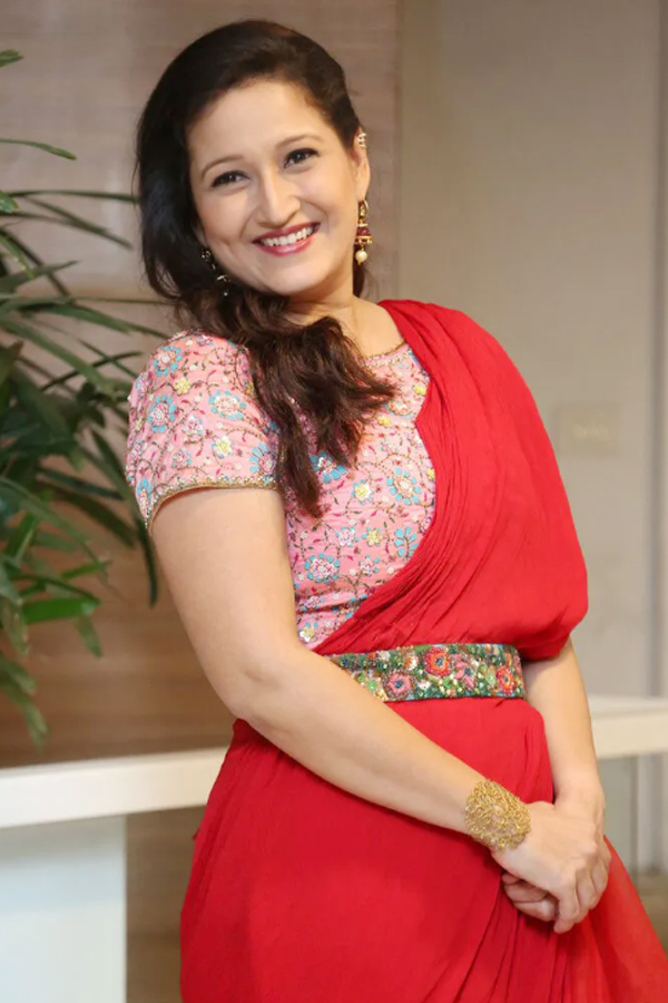 Actress Laila Simple and Cute Photos2