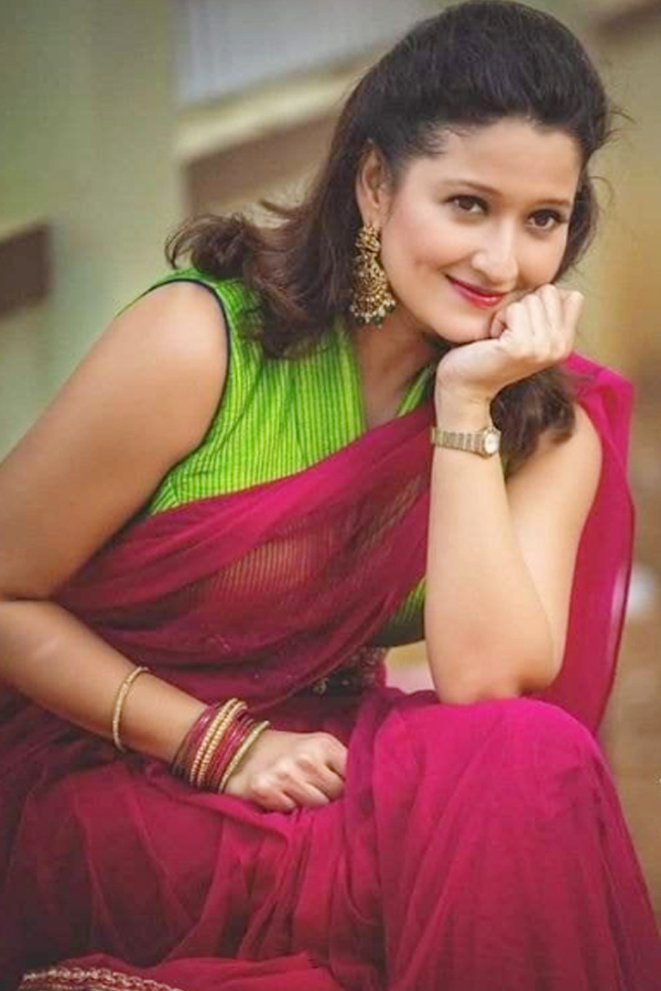 Actress Laila Simple and Cute Photos5