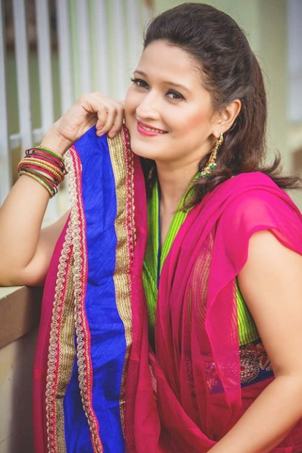 Actress Laila Simple and Cute Photos8