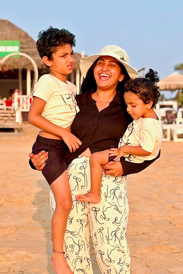 Anchor Lasya enjoying her vacation with family in Goa Photos7