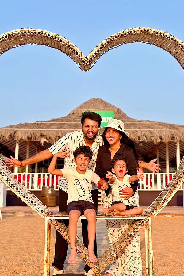 Anchor Lasya enjoying her vacation with family in Goa Photos9