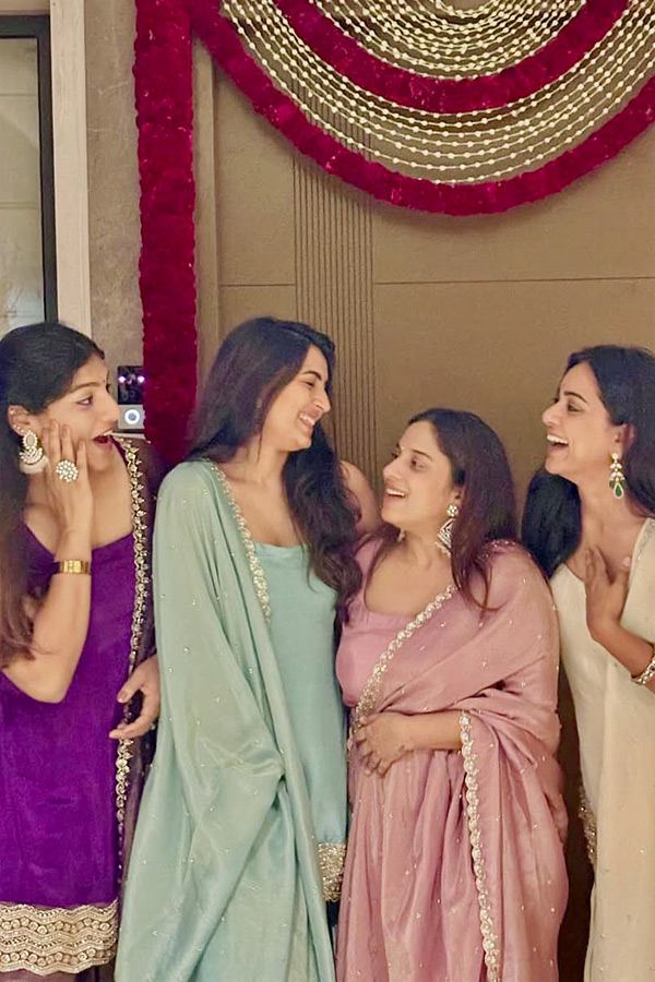 Jahnavi dasetty baby bump.. Niharika konidela Spend Time With Friends Photos6